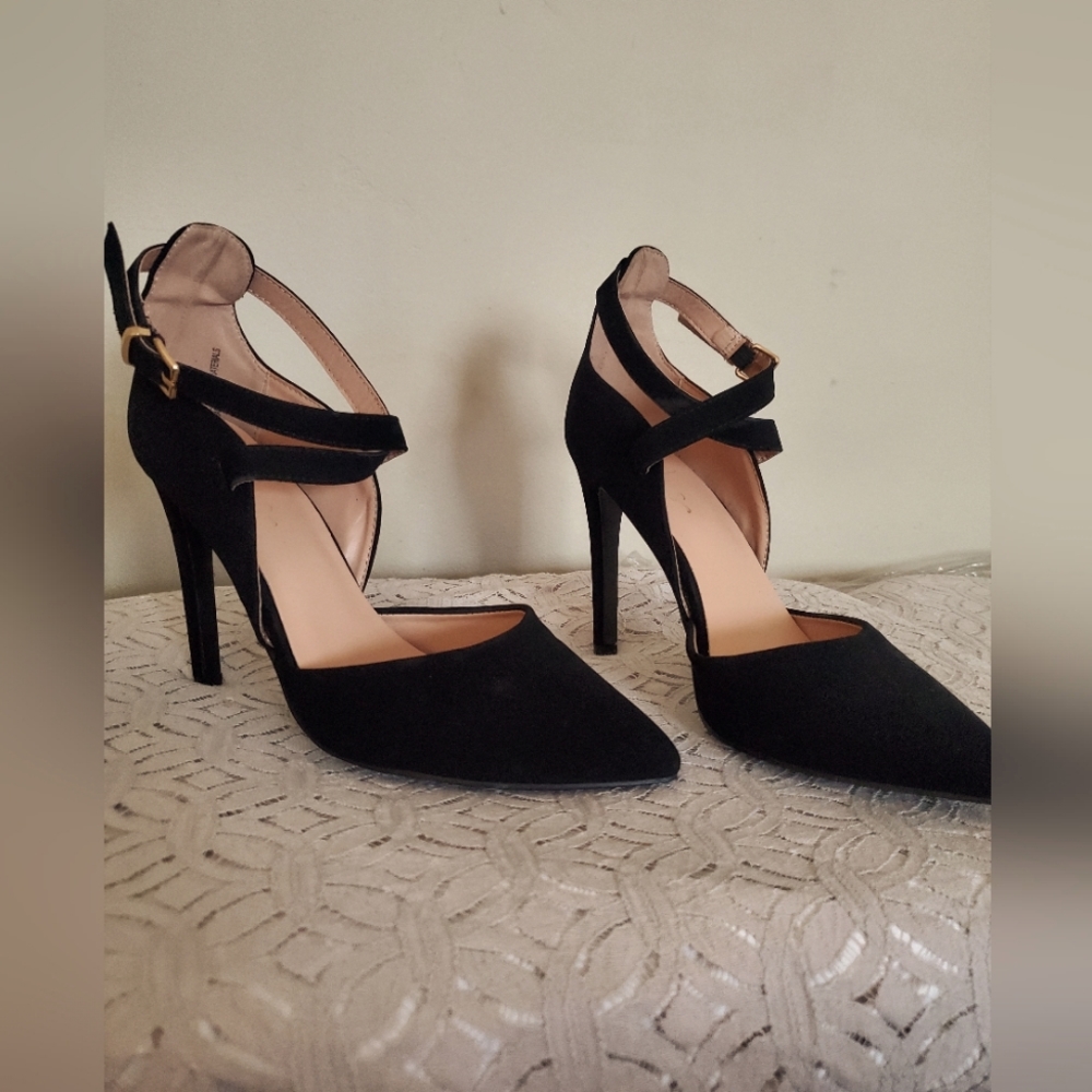 Lulu Black Pointed Heels